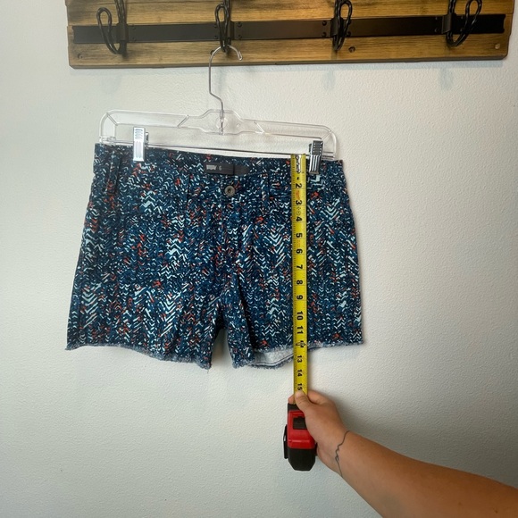 Levi’s Women’s Shorts | Colorful Confetti | size 6 - Picture 8 of 8